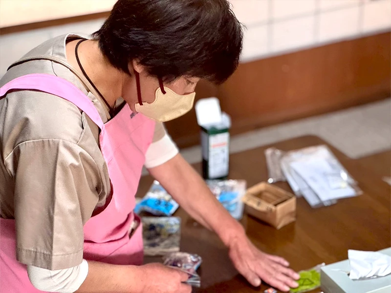 片づけをしている様子